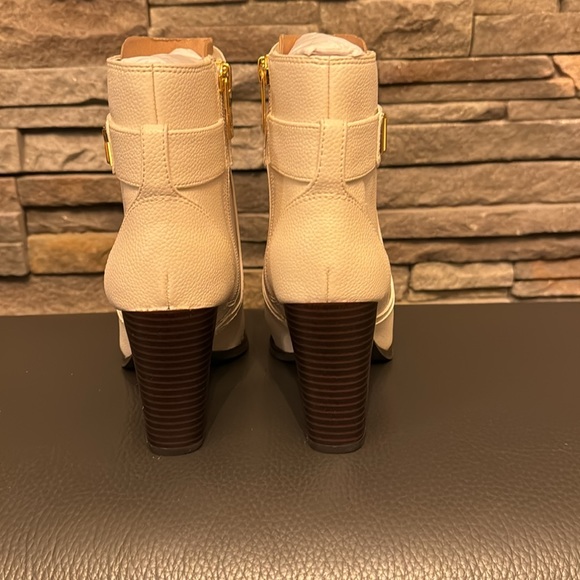 Michael Kors Jilly heeled Bootie in Light Cream - Picture 2 of 8